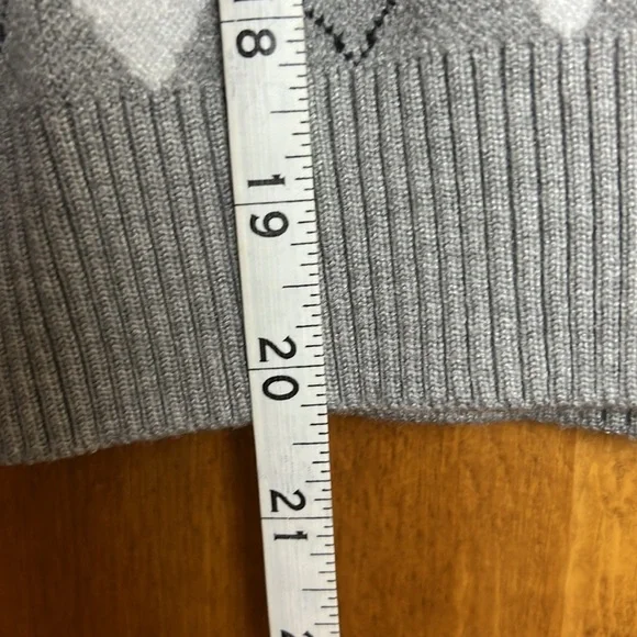 Women's Garage Size XL Gray and White Argyle Crop Sweater Vest - Picture 3 of 6
